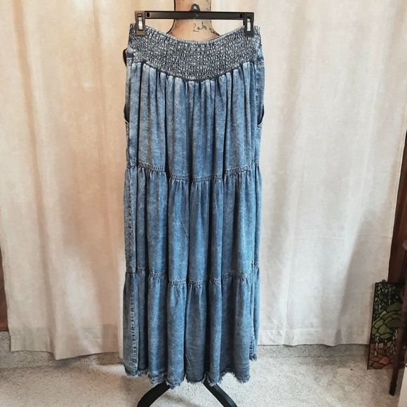 NWT Boho Tiered Denim Maxi Skirt by Blue Velvet Shirred Back Raw Hem Size M - Picture 12 of 12